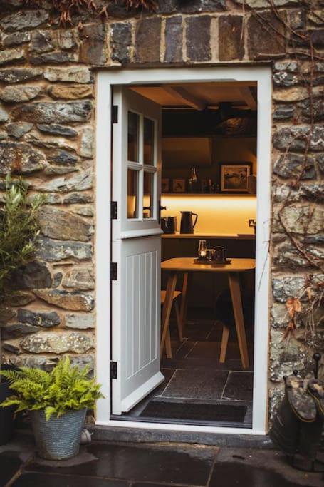 River Cottage, A Luxurious And Cosy Riverside Cottage For Two Welshpool Ngoại thất bức ảnh